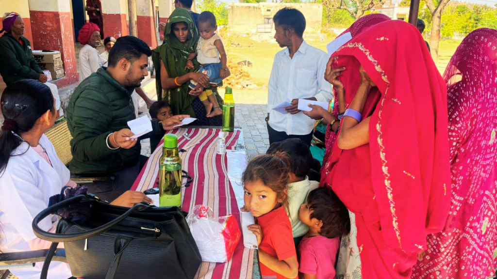 Doctors-Check-medicine-prescription